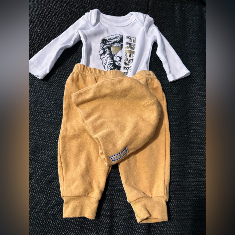 Gold boy set with hat 0-3 months